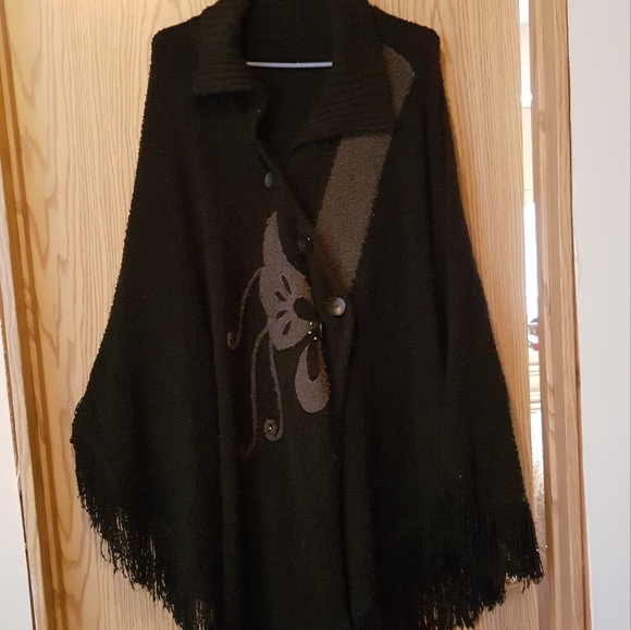 BLACK SHAWL/CAPE WITH SLEEVES - Picture 1 of 3